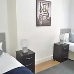 Beautiful Two-Bed Apartment With Driveway Parking