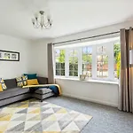 Bright & Spacious With Garden & Parking