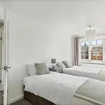 Bright & Spacious With Garden & Parking