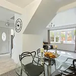 Bright & Spacious With Garden & Parking