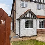 Stylish 3 Bed Home In Nottingham - Harmony House