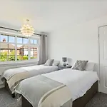 Bright & Spacious With Garden & Parking