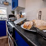 Flat 5, Super King Bed, Free Parking, Workspace, Free Wi-Fi
