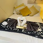 Hidden Hot Tub Retreat Apartment In Nottingham