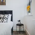 1 Bed Stylish City Flat 2Nd Floor Close To City Centre With Free Parking, King Size Bed & Wi-Fi