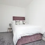 Modern 2 Bed House By City Centre
