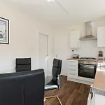 Alderton House - Spacious 3 Bed With Parking