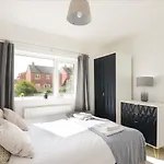 Alderton House - Spacious 3 Bed With Parking