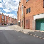 Waterlily Apartment - Beautiful 1-Bed With Overlooking Balcony