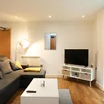 Spacious 2 Bed Apt W Parking, Close To Centre