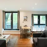 Spacious 2 Bed Apt W Parking, Close To Centre