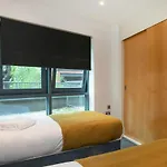 Spacious 2 Bed Apt W Parking, Close To Centre
