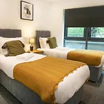 Spacious 2 Bed Apt W Parking, Close To Centre