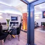 Luxurious 2 Bed Apartment With Hidden Cave Cinema Room
