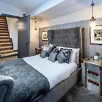 Luxurious 2 Bed Apartment With Hidden Cave Cinema Room