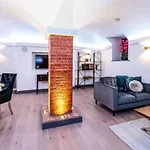 Luxurious 2 Bed Apartment With Hidden Cave Cinema Room