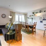 Dukes Wharf - Classy, City Centre 2 Bedroom Apartment Overlooking The Canal