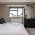 Cosy Home With Snug And Three Bedrooms Message Us For Long Stay Prices