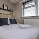 Cosy Home With Snug And Three Bedrooms Message Us For Long Stay Prices