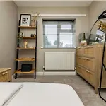 Cosy Home With Snug And Three Bedrooms Message Us For Long Stay Prices