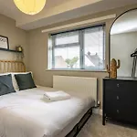 Cosy Home With Snug And Three Bedrooms Message Us For Long Stay Prices