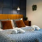 Flat 1 - King Bed, Parking, Workspace, Wi-Fi, Corporates