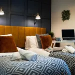 Flat 1 - King Bed, Parking, Workspace, Wi-Fi, Corporates