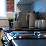 Flat 1 - King Bed, Parking, Workspace, Wi-Fi, Corporates