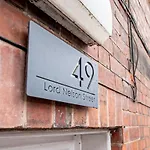 Flat 1 - King Bed, Parking, Workspace, Wi-Fi, Corporates