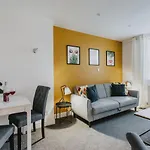 Spacious Apartment Near City Centre - Free Parking, Wi-Fi With King Size Bed