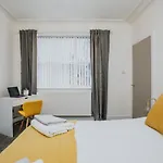 Spacious Apartment Near City Centre - Free Parking, Wi-Fi With King Size Bed