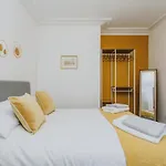 Spacious Apartment Near City Centre - Free Parking, Wi-Fi With King Size Bed