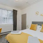 Spacious Apartment Near City Centre - Free Parking, Wi-Fi With King Size Bed