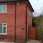 Stunning 3 Bed House Sleeps 5-6, Wifi, Off Street Parking In Nottingham Close To M1