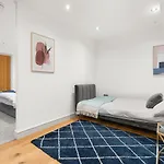 Hounds Gate Luxury Apartments By 1508 Stays