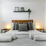2 Bed Townhouse With Free Parking
