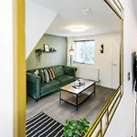 2 Bed Townhouse With Free Parking