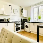 Beautiful 3-Bed Apartment With Driveway Parking
