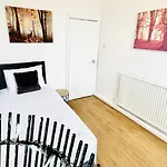 Beautiful 3-Bed Apartment With Driveway Parking