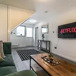 2 Bed Townhouse With Free Parking