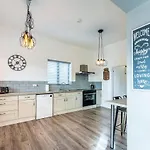 Lionheart Large Luxury Lodge - Sleeps 10- Dog Friendly,Near Sherwood Forest At Fairview Farm Nottingham Great For Family Gatherings ,Groups ,Parties