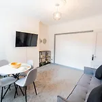 Stylish 3 Bedroom House - Central Location