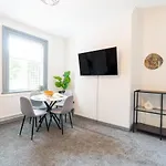 Stylish 3 Bedroom House - Central Location