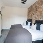 Stylish 3 Bedroom House - Central Location