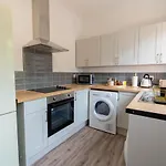 Stylish 3 Bedroom House - Central Location