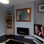 Pearson House - Huku Kwetu 3 Bedroom End Of Terrance House - Family And Business Group Self Catering Accommodation -Huku Kwetu Nottingham