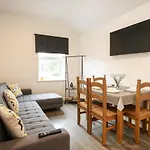 Spacious 2 Bedroom Apartments - 5 Mins From Qmc, Universities And City Centre!