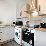 Spacious 2 Bedroom Apartments - 5 Mins From Qmc, Universities And City Centre!