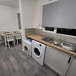 3 Bed House, Free Parking. Great For Work Crews - Stay Sleep Rest