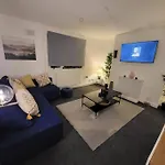3 Bed House, Free Parking. Great For Work Crews - Stay Sleep Rest